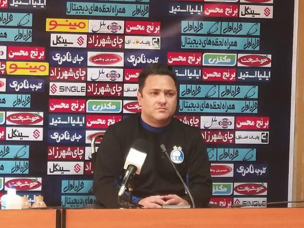 مربی استقلال در نشست خبری: با قهرمانی در سه جام دل طرفداران را شاد می کنقم خبرنگاران